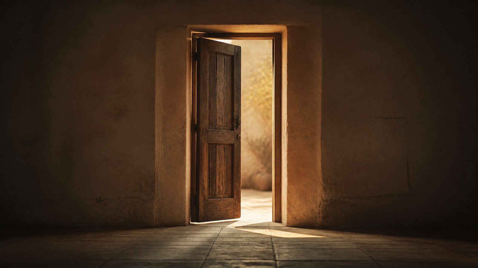 Une lourde porte de bois entrouverte sur une lumière chaude